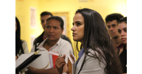 Juliana Barros Pereira, professora de direito constitucional  e alunos da Faculdade Promove
